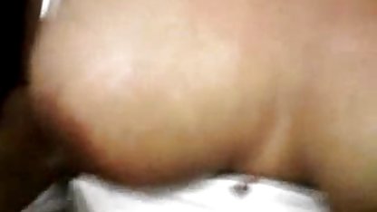 او کمی و سکس دوجنسه با پسر نشسته در بالای ضخامت دیک خود را